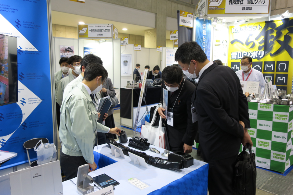 中小企業も多数出展　熱心に自社製品をアピール