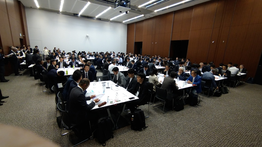 100億宣言企業約100社が参加したグループディスカッションの写真画像