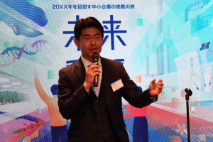 「みなさんは成長企業の代表」と期待感を示す山崎中小企業庁経営支援部長の写真画像