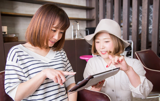 お客さんと会話をするスタッフの写真