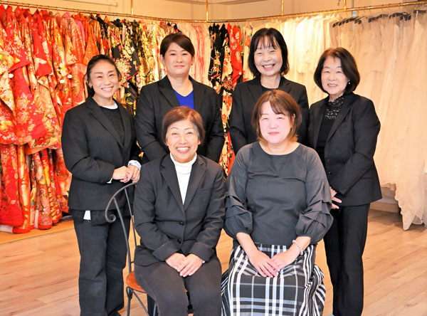 ブライダル事業を展開するblanc loutus。代表取締役の和田早織氏(前列右)とスタッフ