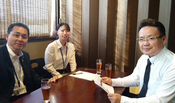 谷田部支店の岩間一貴支店長(左)と研修2期生の豊島史奈氏(中央)。新関氏と販路開拓に取り組んだ