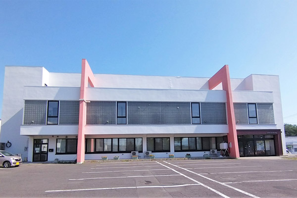 斜里町商工会が入居する斜里町産業会館。北海道よろず支援拠点と連携し、事業者支援に取り組む