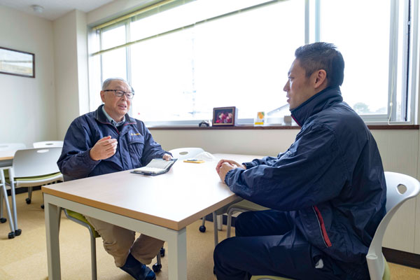 沢根スプリング株式会社 取締役会長 沢根孝佳氏（写真左）と、今後の脱炭素経営について協議する代表取締役 沢根巨樹氏（写真右）