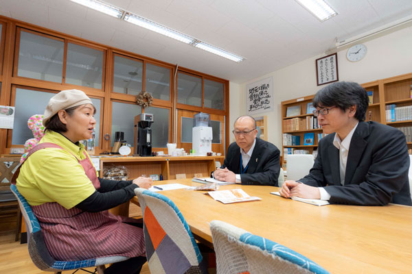 愛媛県中央会の調査役 二宮誠司氏（写真中央）と井上氏（写真右）に、経営相談をする山下氏（写真左）