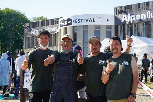 今年のゴールデンウイークで過去最高の来場者数を達成した和田氏とスタッフたち