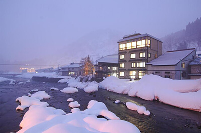 雪景色のなかの同館