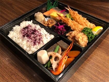 週3回、地元エリア限定で宅配している弁当（「MIYABIセットの一例」）