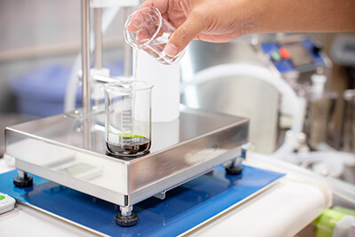 月桃エキス抽出の様子