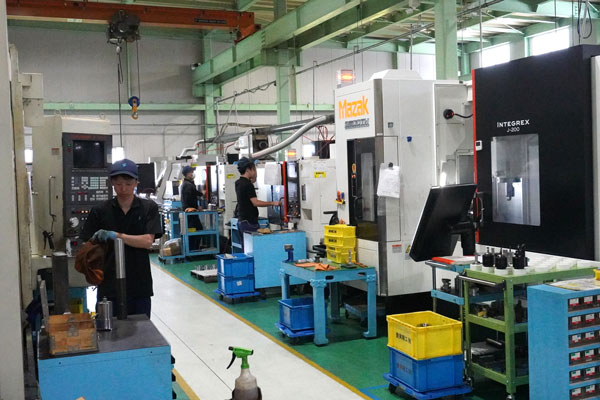 本社工場には多数のCNC工作機械が並ぶ