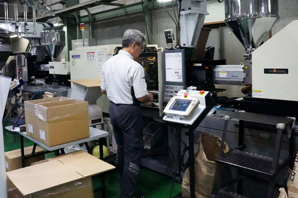 射出成形機でさまざまなプラスチック部品を生産