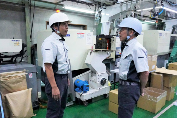 父である南原社長（右）と　数年後に世代交代を見据えている