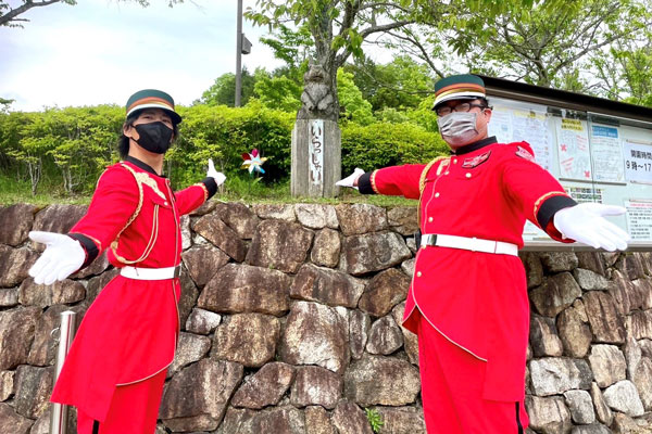 パフォーマンス付き警備を行う阪口さん（右）と柏木さん