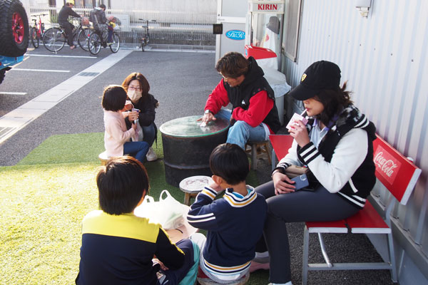 子どもたちと親が一緒に遊ぶスペースを設けている