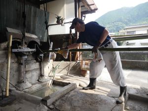 湯釜の油抜き作業の様子