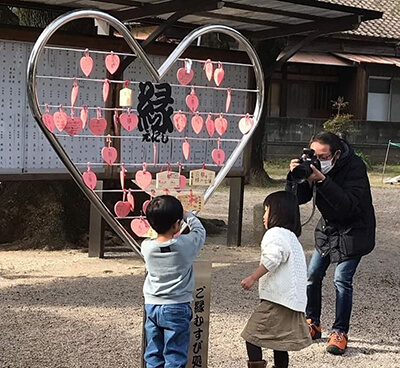 地元の神社に寄贈したハートの絵馬掛け