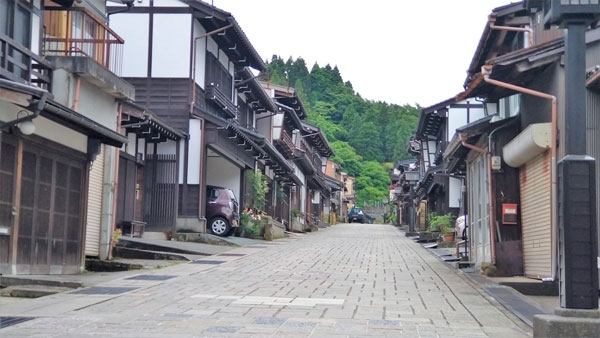 日本の道100選にも選ばれた八尾町の街並み