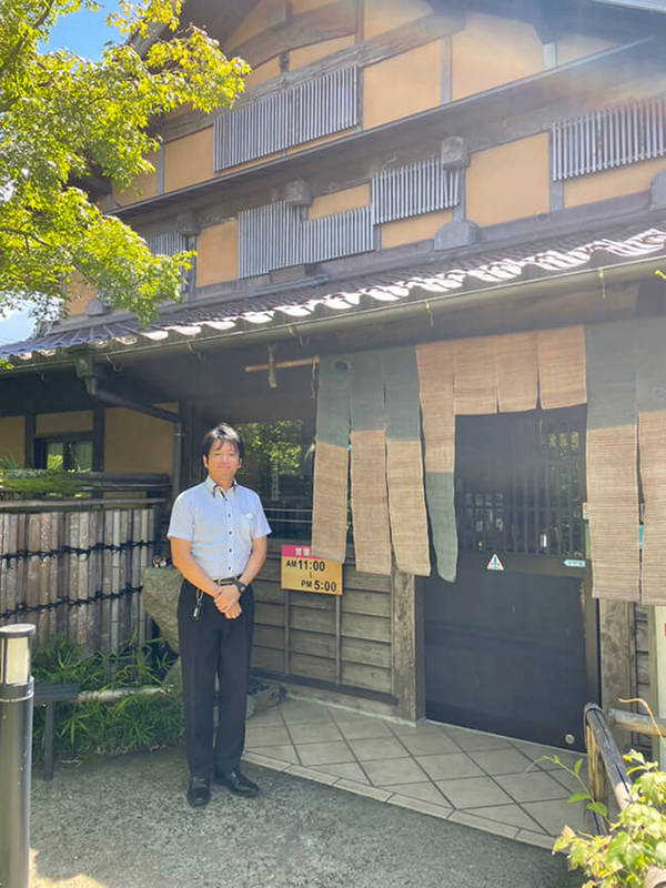 店舗の一つ「鶴華 波積屋」の前で玉木暢社長