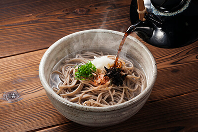 そば湯を入れた麺に甘辛い汁をかけていただく出雲地方独特の「釜揚げそば」