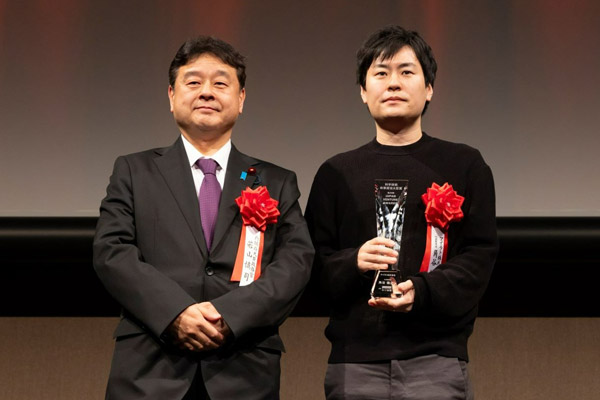 角谷氏（右）は第25回JVAで科学技術政策担当大臣賞に輝いた