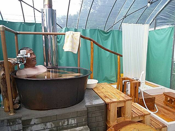 宿泊客に人気の五右衛門風呂。晴れの日は満天の星を眺めながら入浴できる