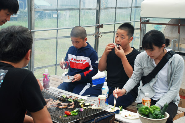 自ら収穫した野菜をバーベキューで味わう