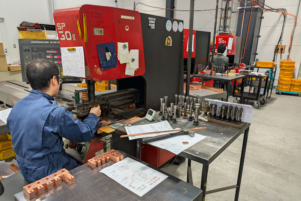 用途に応じた様々なプレス機を完備。小ロットの加工も得意だ