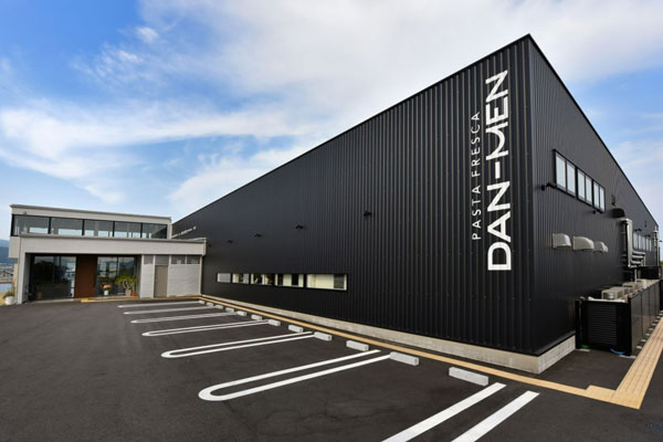 社屋併設の直営レストラン「PASTA FRESCA DAN-MEN」