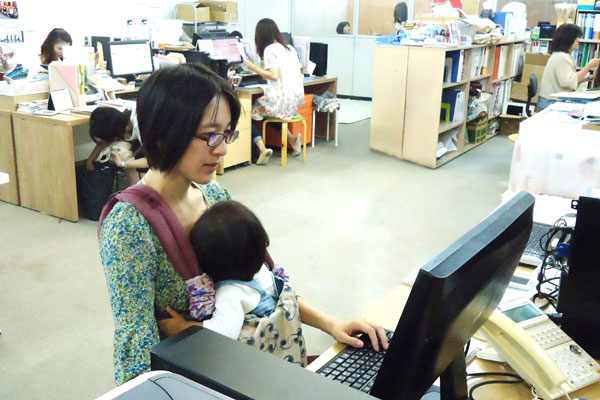 モーハウスで働く女性たちの「子連れ出勤」