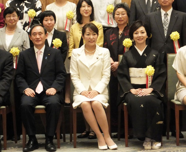 総理官邸で行われた表彰式で西平氏（前列右）は菅義偉官房長官、森まさこ内閣府特命担当大臣（いずれも当時）らと記念撮影