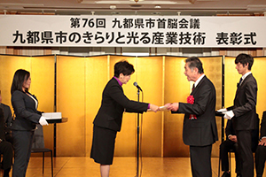 小池百合子東京都知事から「九都県市のきらりと光る産業技術」表彰状を受け取る長尾氏