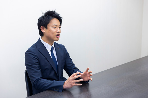 毎年テーマを掲げ、社員の意識改革に取り組む金村氏