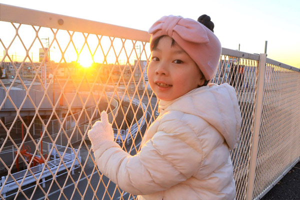 ヘアバンド型の保護帽を着用した女児