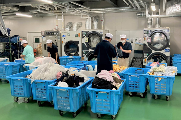 多くの障がい者が健常者と一緒に働く