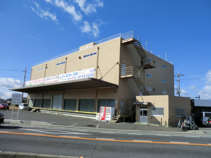 幹線道路に面した本社屋